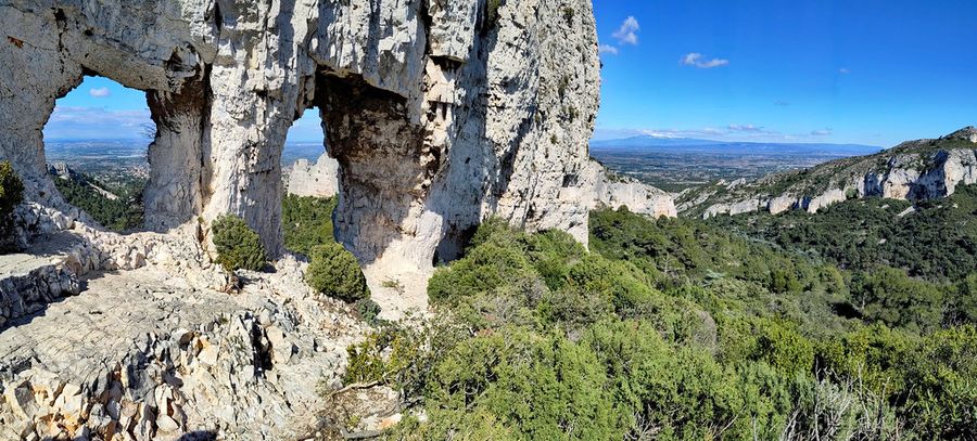 Le rocher des deux trous, or two holes rock in Les Alpilles.jpg